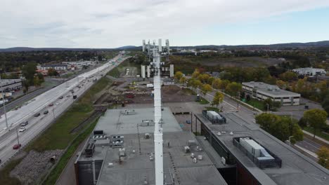 Drehen-Sie-Die-Antenne-In-Der-Nähe-Des-Verkehrs-Um