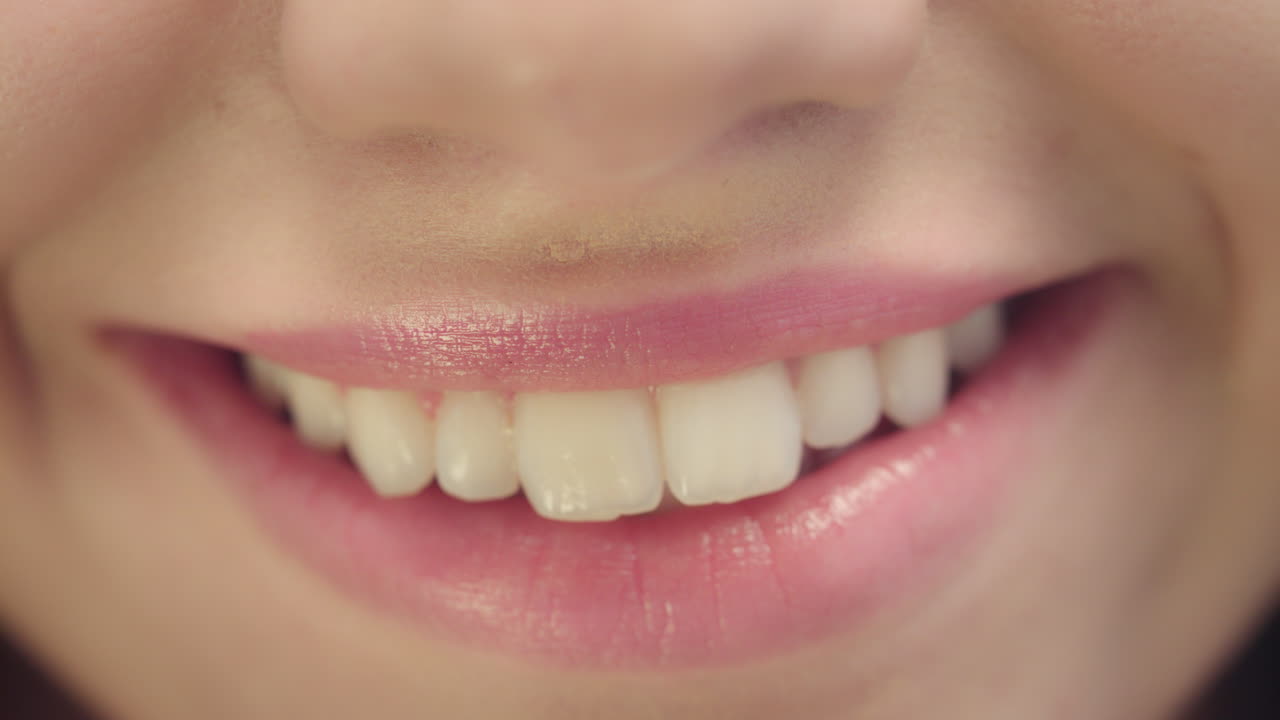 boca de mujer sonriente con dientes blancos. rostro de mujer de primer plano con sonrisa perfecta