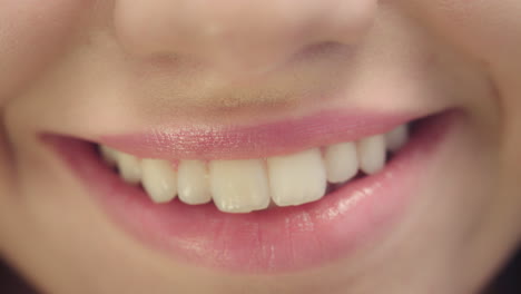 Boca-Femenina-Sonriente-Con-Dientes-Blancos.-Cara-De-Mujer-De-Primer-Plano-Con-Una-Sonrisa-Perfecta