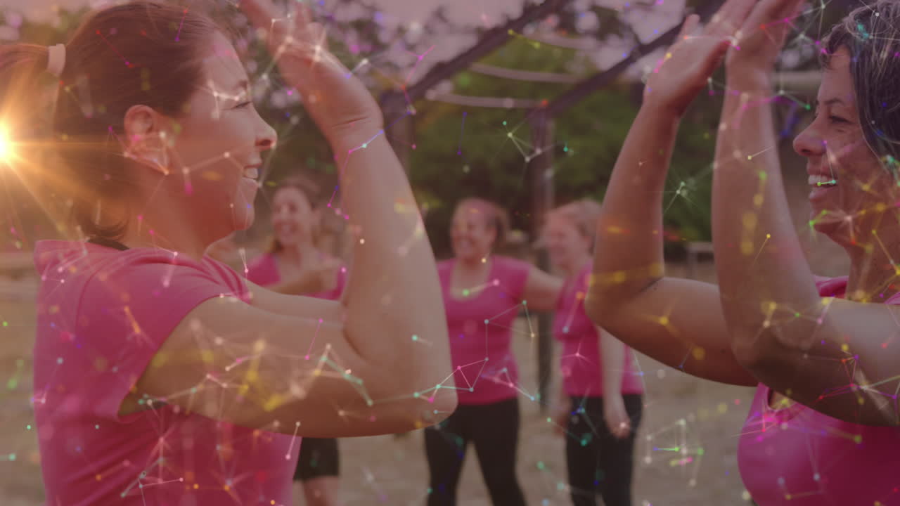 animación de formas sobre mujeres diversas en el curso de obstáculos de los cinco altos.