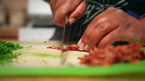 cortar tocino frito para agregar pedacitos salados a una receta casera - cámara lenta
