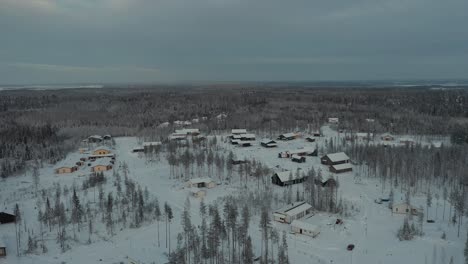 volar sobre un pequeño pueblo nórdico en laponia durante el invierno