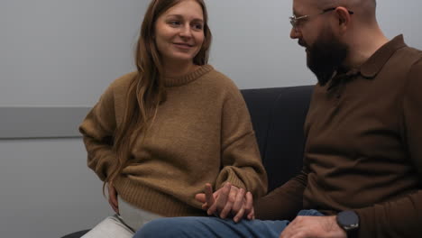 pareja en la sala de espera