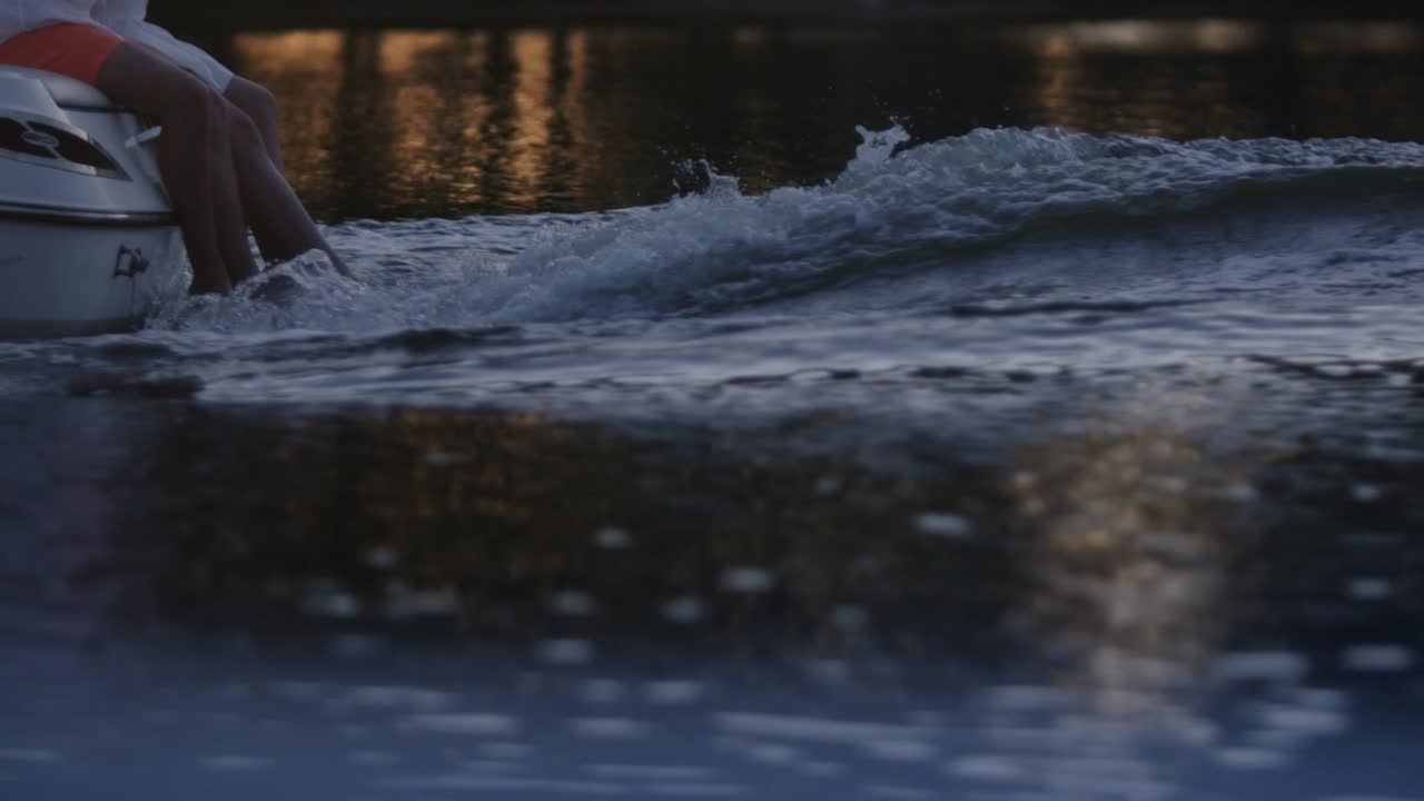 cerca de las personas con las piernas colgadas del yate. cita romántica en un barco flotante