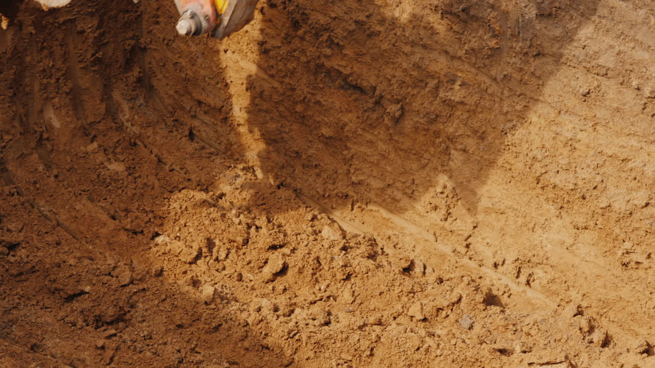 cuchara excavadora cava un agujero para las comunicaciones