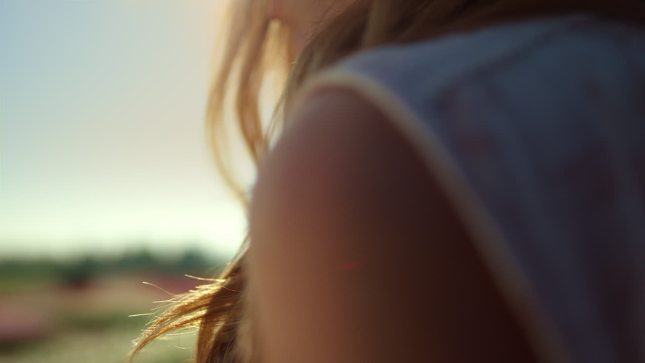 자연을 배경으로 한 여성의 얼굴 초상화 낮. 밖에서 가까운 여성의 아름다움.