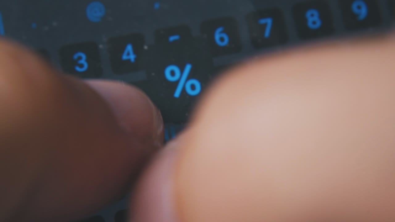 인간은 터치 패드 키보드에 텍스트를 테이프 극단적인 가까운 보기