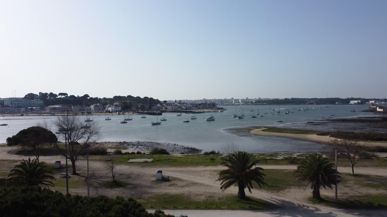 parque frente al mar con panorama de barcos flotando en la bahía de seixal en portugal