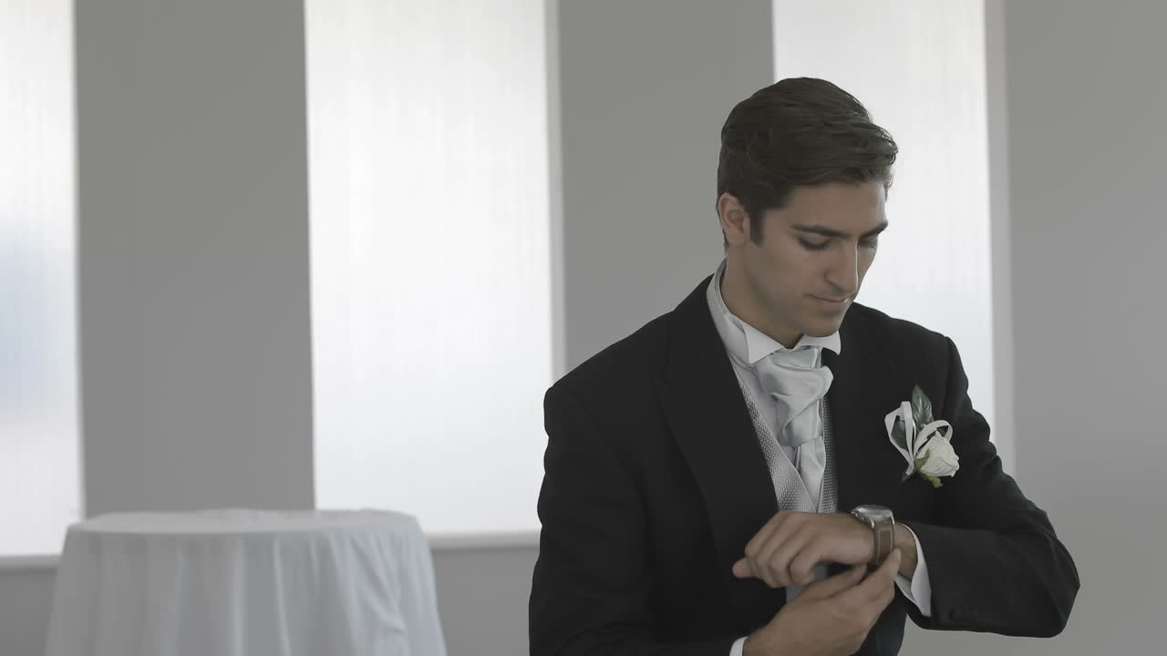 el novio ansioso esperando su día de bodas