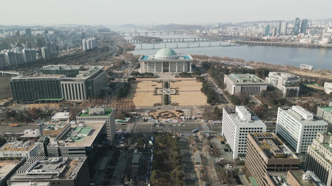 Dron 4K sobrevolando el Edificio de la Asamblea Nacional en Yeouido, Seúl
