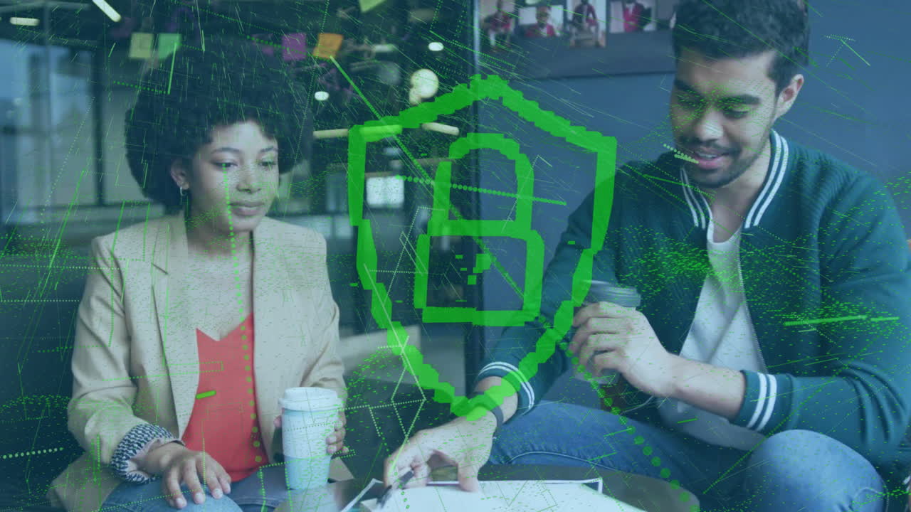 animación de un candado en el escudo sobre diversos compañeros de trabajo discutiendo informes mientras beben café