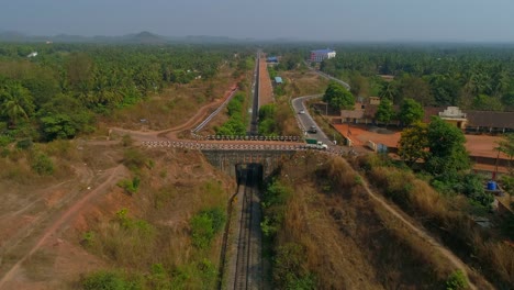 Ferrocarril-Sobre-El-Paso-Elevado-Del-Puente-En-El-Sur-De-La-India