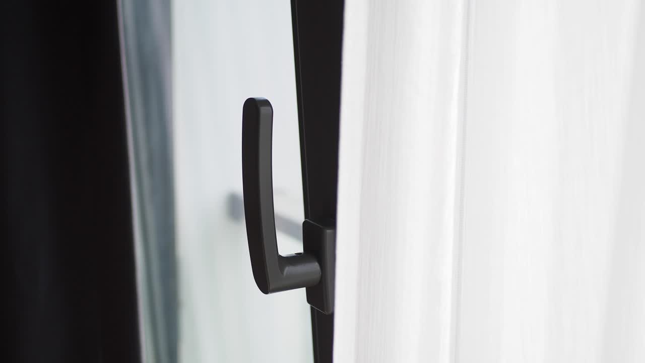 슬라이딩 창문에 있는 검은 문 손잡이