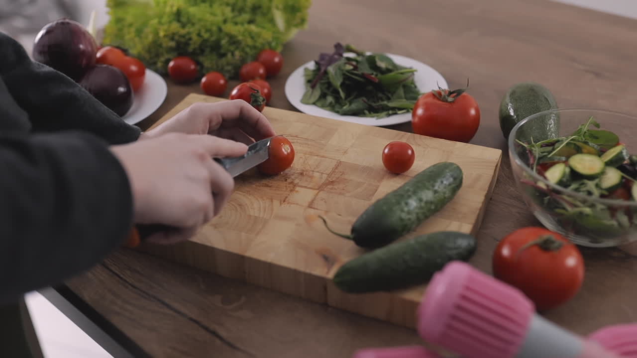 портрет красивой женщины в розовом парике