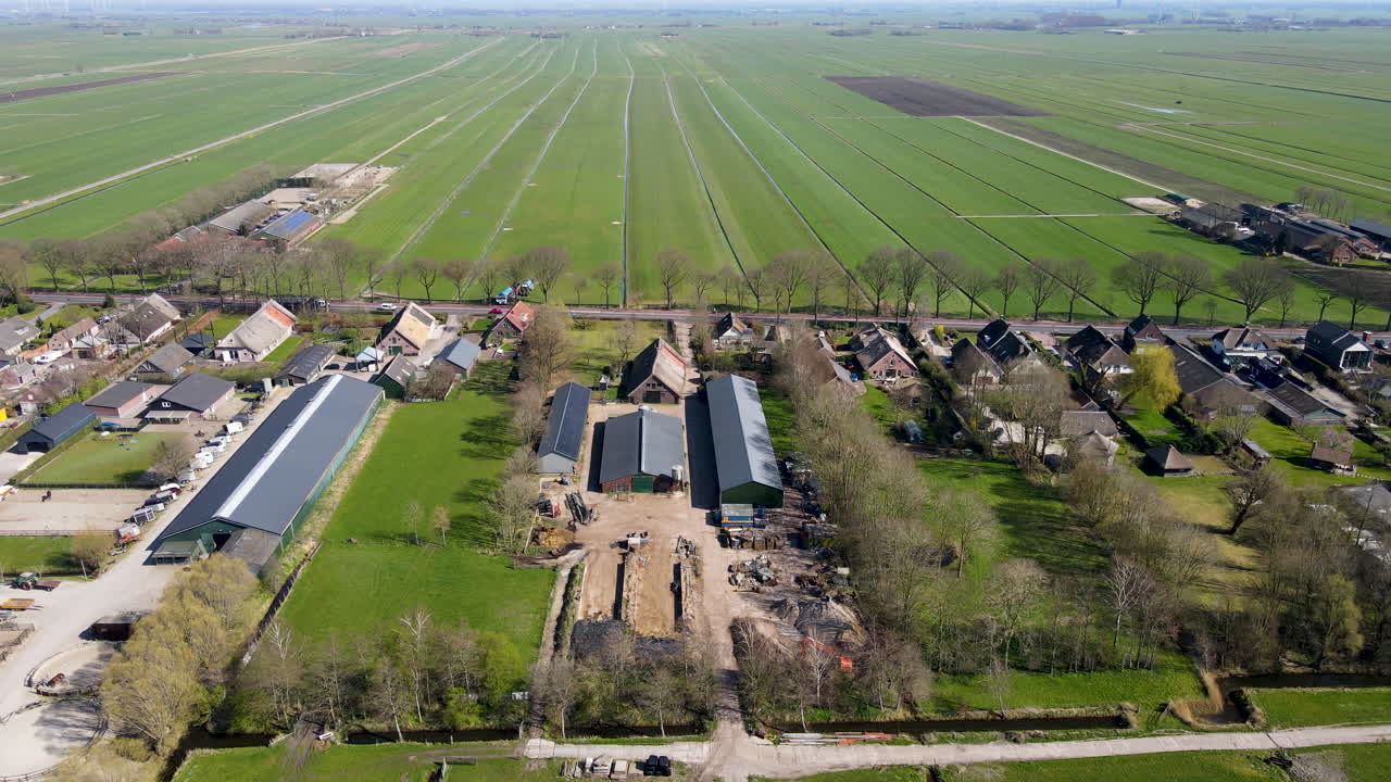 시골 네덜란드의 아름다운 푸른 초원이 내려다보이는 농장의 공중