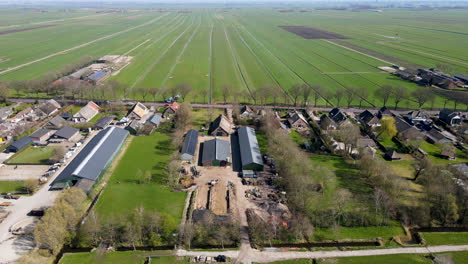 Antena-De-Granjas-Con-Vistas-A-Hermosos-Prados-Verdes-En-La-Holanda-Rural