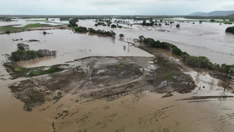 Verheerende-Überschwemmungen-Im-Süßwasser-In-Der-Nähe-Von-Cairns,-Verursacht-Durch-Die-Überschwemmung-Des-Barron-River-Nach-Dem-Zyklon-Jasper