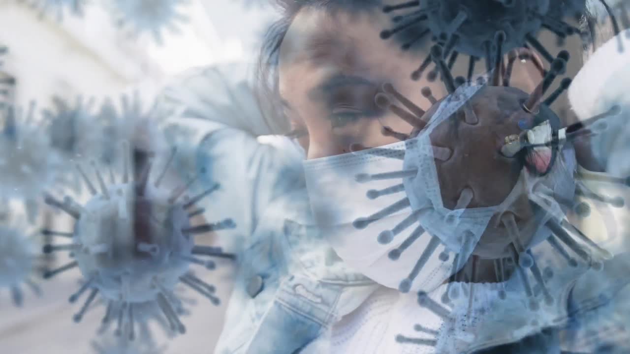 animación de células macro coronavirus covid-19 que se propagan sobre una mujer asiática que se pone una máscara