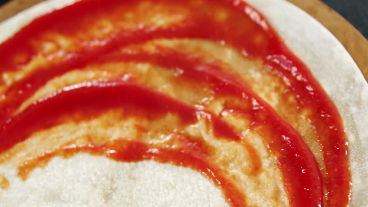 Salsa di pomodoro su base per pizza