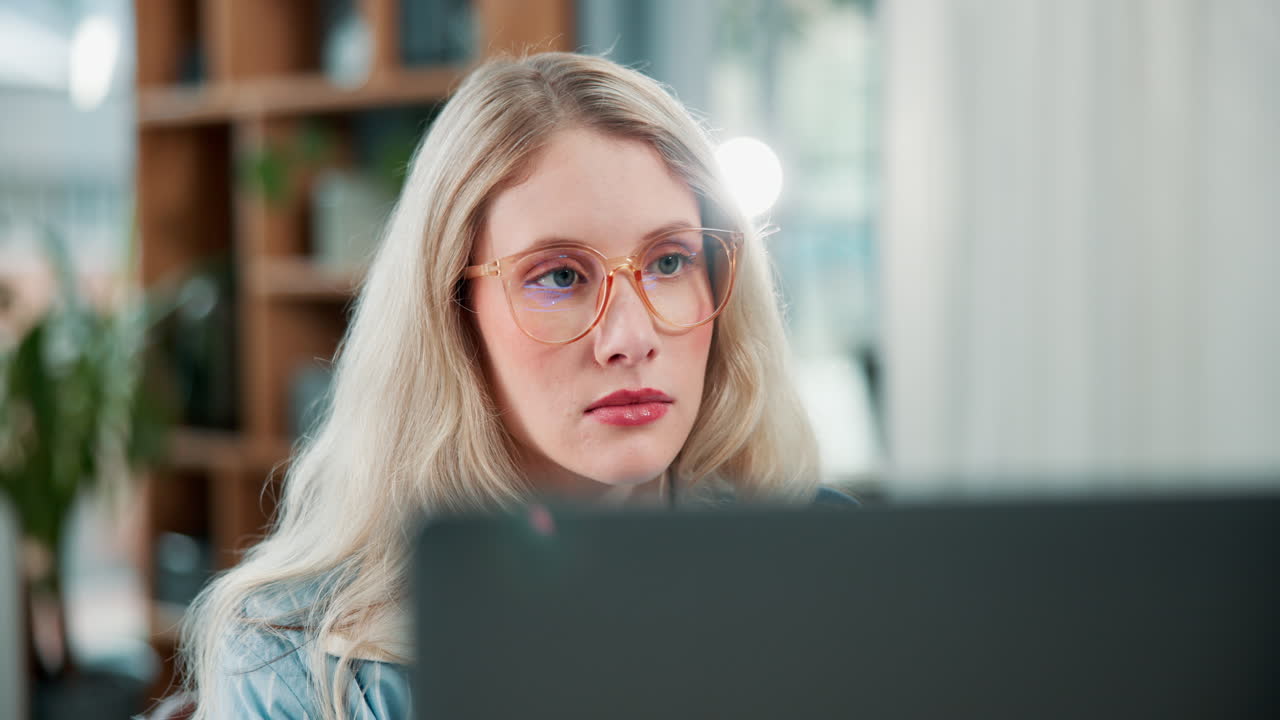 mujer trabajando en una computadora