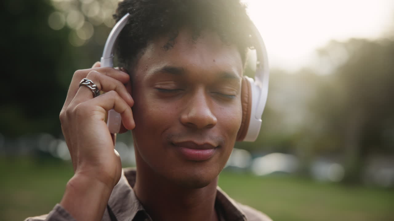 Homem que escuta a música com auscultadores
