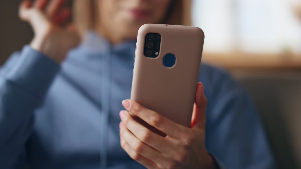 스마트 폰을 사용하는 여성