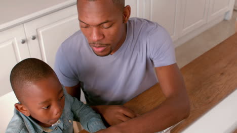 Padre-E-Hijo-Usando-La-Computadora-Juntos