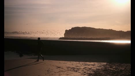 corredor afroamericano corriendo en la playa 4k
