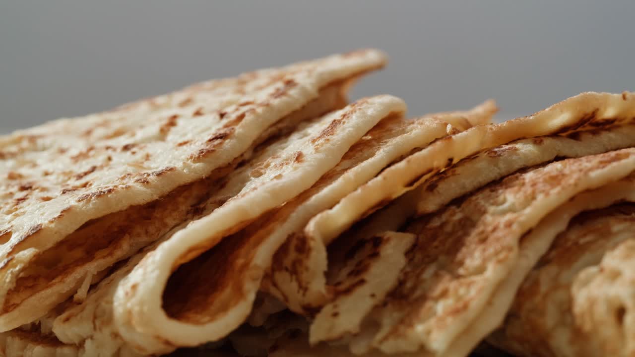 una pila de panes planos recién hechos, perfectos para una variedad de cocinas y numerosas opciones de comidas deliciosas