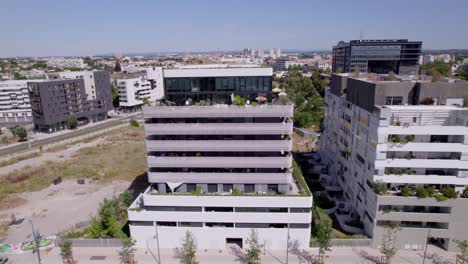 Autos-Estacionados-En-Una-Calle-Frente-A-Algunos-Edificios-De-Apartamentos-En-Montpellier,-Toma-Aérea-De-Francia