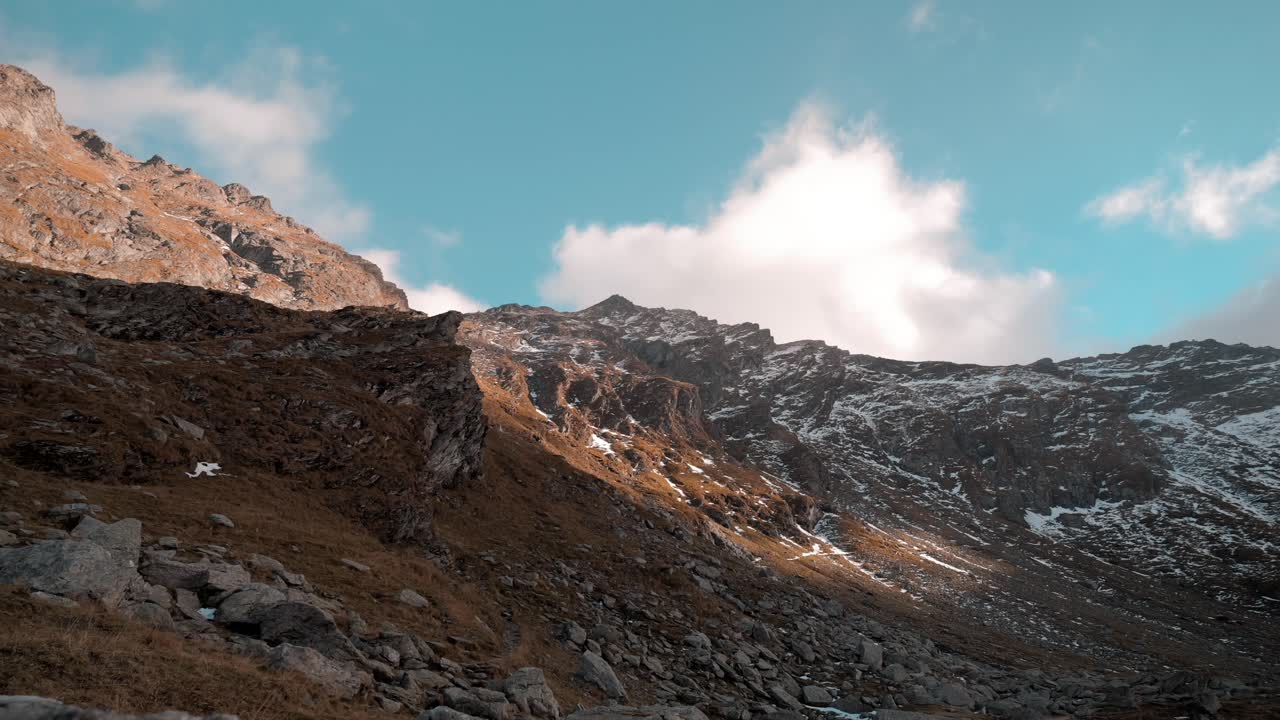 timelapse de una montaña nevada en transfagarasan, rumania