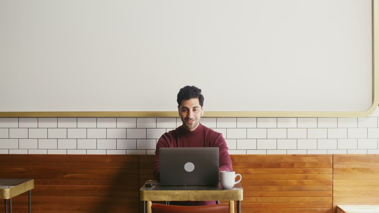 카페에서 노트북으로 일하는 남자