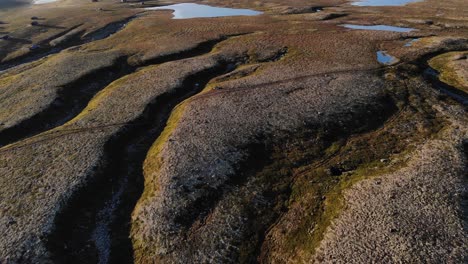 hermosas formaciones geológicas de montaña en el sur de noruega