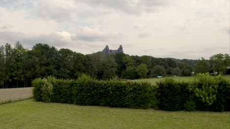 Leere-Bänke-Für-Eine-Gartenhochzeit-Mit-Burgruinen-In-Der-Ferne