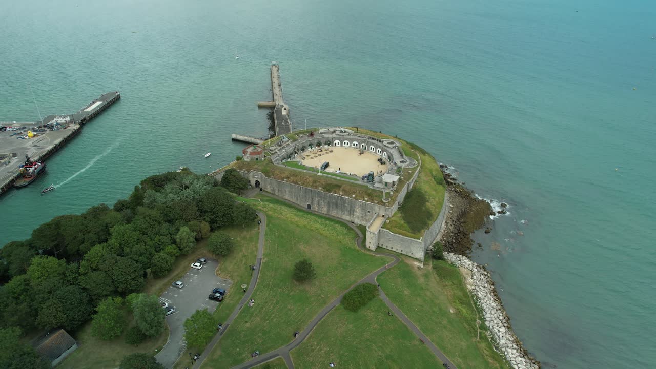 vista aérea del histórico fuerte de weymouth en la costa jurásica, dorset, reino unido - disparo de drones
