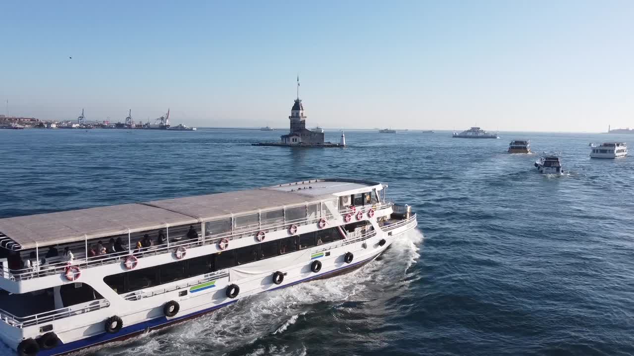 En passasjerferge som seiler forbi Jomfrutårnet i Bosporosstredet, Istanbul, Tyrkia.