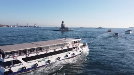un ferry de pasajeros que navega por la torre de la doncella en el estrecho del bósforo, estambul, turkiye