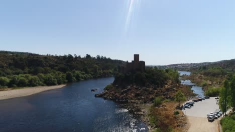 Vista-Aérea-Del-Castillo-De-Almourol-Rodeado-De-Agua-Y-Vegetación-En-Portugal