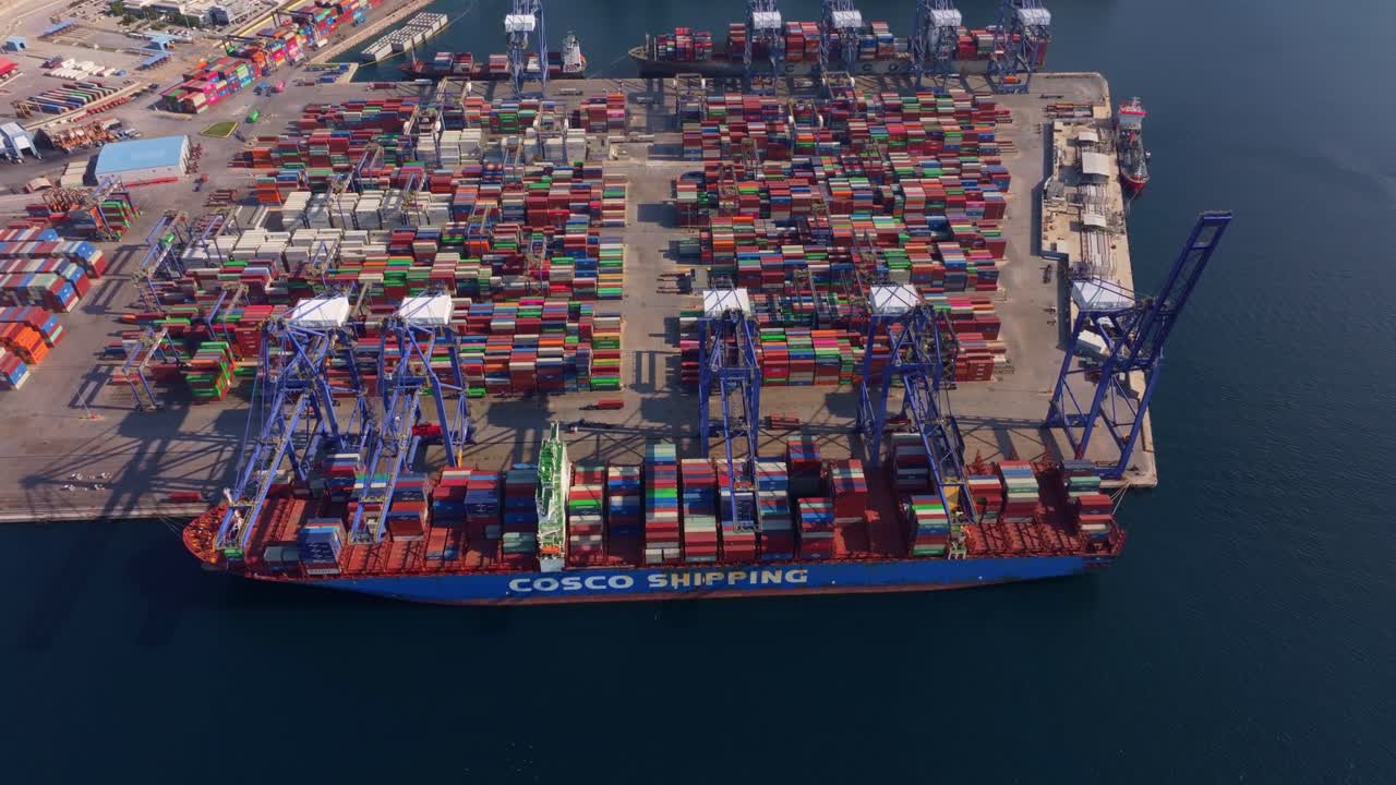 Ripresa aerea di gru che caricano container, Salonicco, Grecia