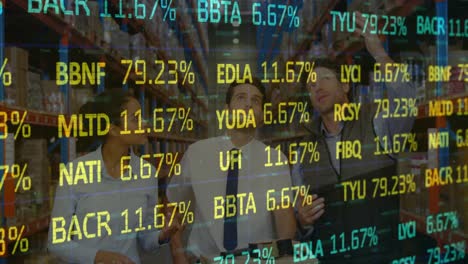 procesamiento de datos del mercado de valores contra diversos supervisores masculinos y femeninos que comprueban las existencias en el almacén