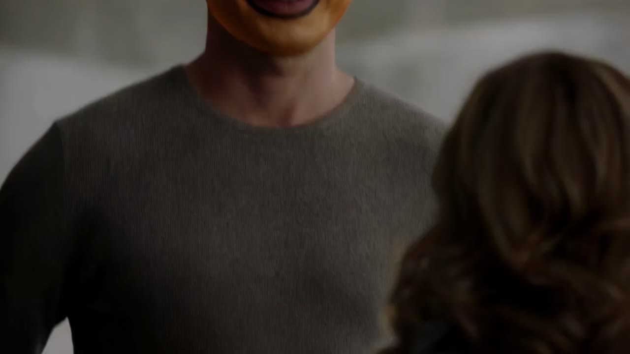 이모지 마스크를 입은 남자