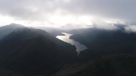 Vista-Aérea-Del-Río-Cañón-De-Montaña