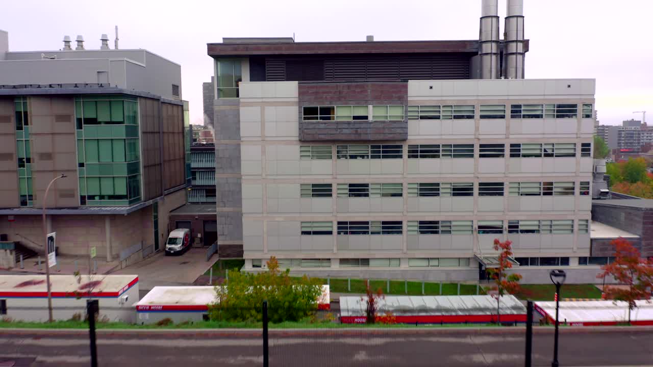 drone volando sobre un campo de fútbol sintético pasando por algún puesto de zona de anotación de fútbol