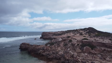 Las-Suaves-Olas-Del-Mar-Se-Acercan-A-Un-Acantilado-árido-Y-Desprovisto-De-Vida-Vegetal.