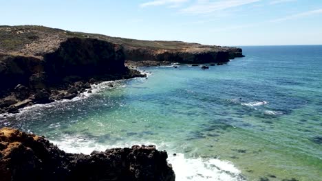 Luftaufnahme-Von-Klippen-Und-Grünem-Wasser-In-Portugal