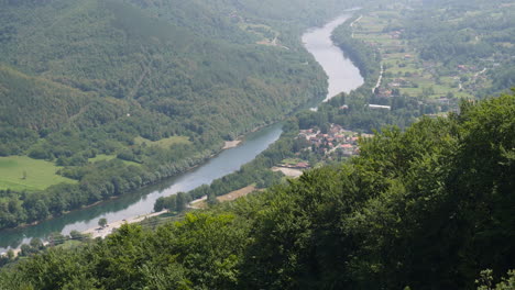 Una-Majestuosa-Vista-Superior-Del-Valle-Montañoso