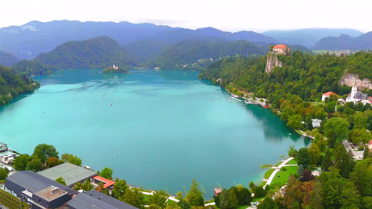 Splendide riprese con drone del Lago di Bled, Slovenia, che mostrano l'iconica isola, il castello e i paesaggi lussureggianti. Vivi viste aeree mozzafiato del lago cristallino e delle montagne circostanti.