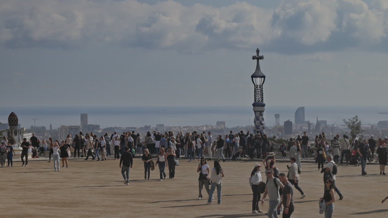 timelapse горизонта барселоны, снятый из парка гюэлл.