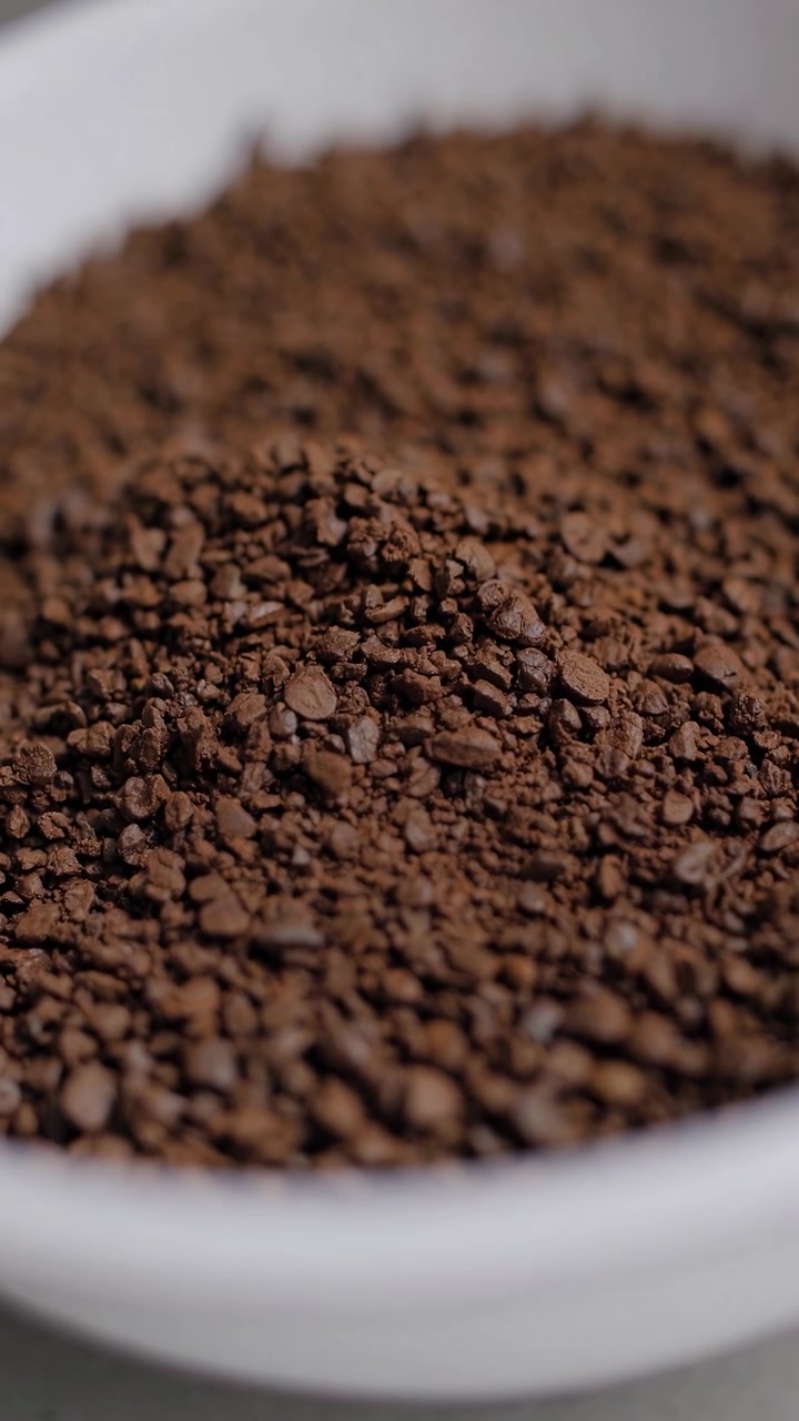 Primo piano di granuli di caffè istantaneo in una ciotola bianca