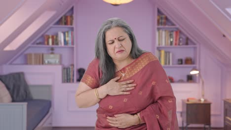 anciana india enferma que sufre de resfriado y tos